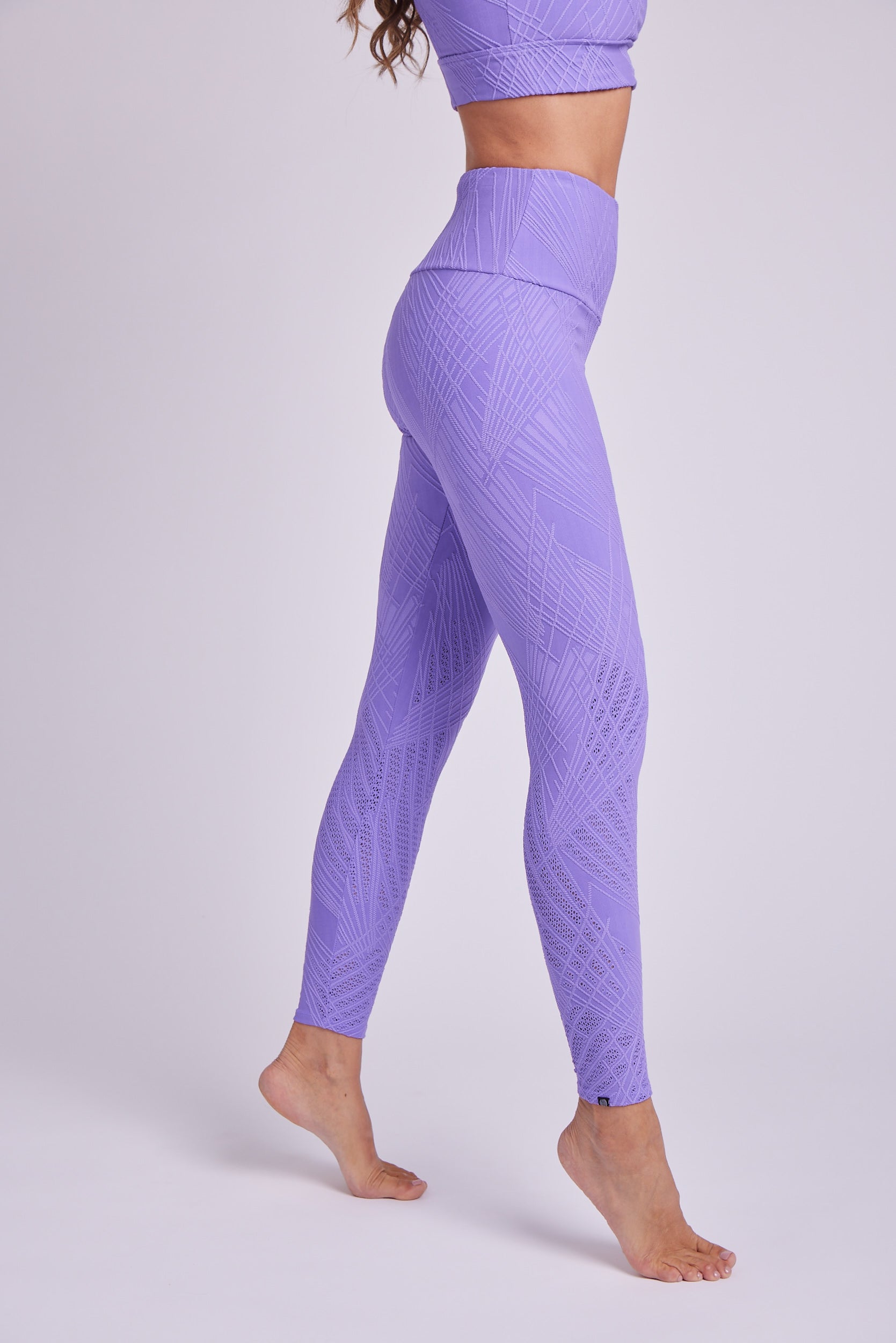 http://www.wedoyoga.co.uk/cdn/shop/products/onzie-leggings-selenite-midi-legging-violet-selenite-37141196701908.jpg?v=1652986125